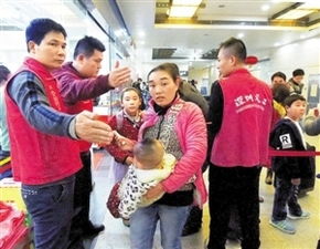 春運第一線，紅馬甲人工搬運服務溫暖回家路